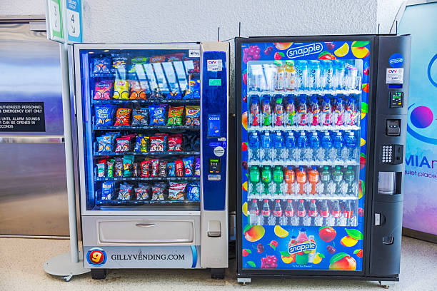 Nahaufnahme von Verkaufsautomaten mit Snacks und Snapple-Getränken in hellem Flughafenterminal