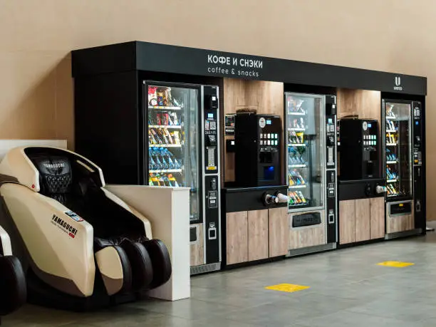 Distributore automatico per bevande, caffè e snack, chaise longue nell'area d'attesa