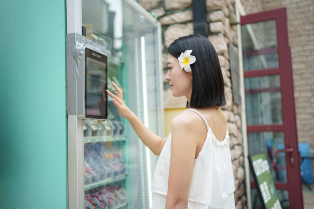 Giovane donna che usa uno smart vending machine
