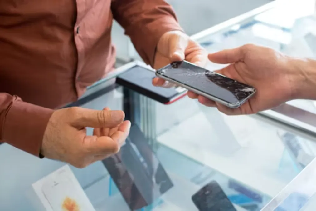 pareja de personas mirando un teléfono móvil