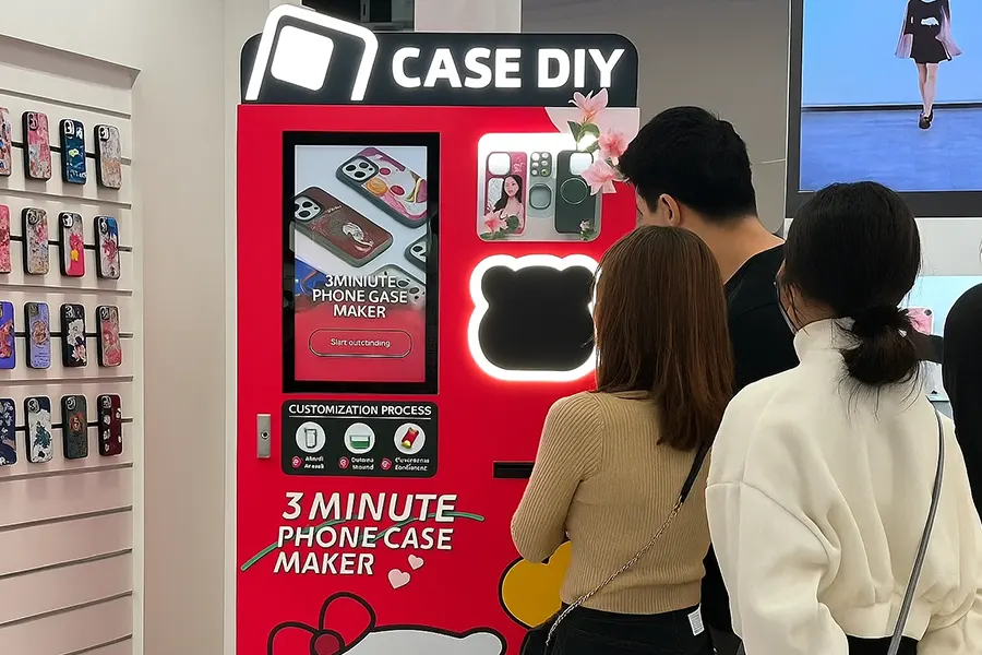 people-waiting-for-buying-DIY-phone-cases-from-a-vending-machine_1765526555