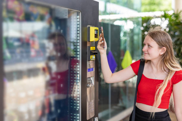 persoon die een digitale betaling doet bij een verkoopautomaat