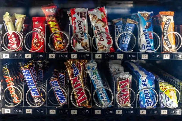 Distributore automatico con una varietà di snack